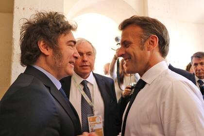 Javier Milei con Emmanuel Macron en el G7