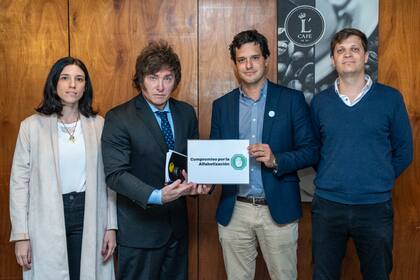 Javier Milei con integrantes de Argentinos por la Educación
