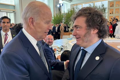Javier Milei con Joe Biden en el G7
