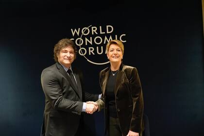 Javier Milei con la presidenta de la Confederación Suiza, Karin Keller-Sutter, en Davos