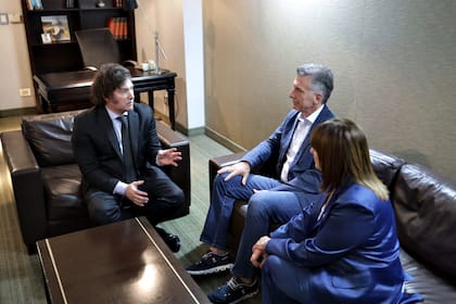 Javier Milei con Patricia Bullrich y Mauricio Macri tras consagrarse Presidente