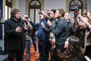 Javier Milei, con periodistas, en la Casa Rosada