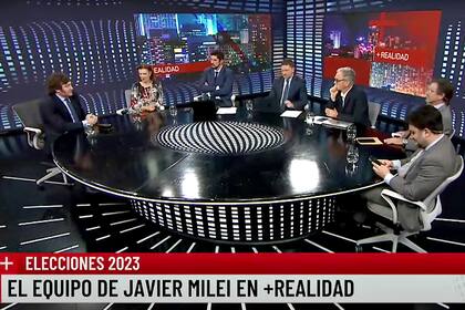 Javier Milei con su equipo en LN+