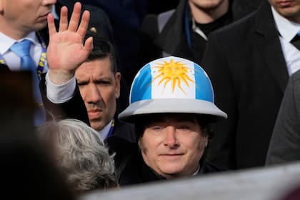 Javier Milei, con un casco de polo, saluda a sus seguidores durante la ceremonia inaugural de la exposición anual de la Sociedad Rural