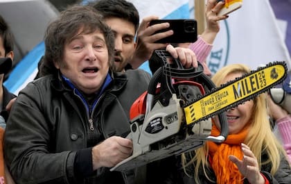Javier Milei con una motosierra, en campaña.