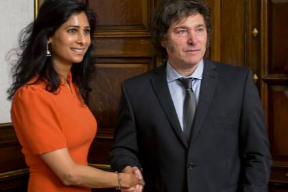 Javier Milei, cuando recibió en la Casa Rosada a la subdirectora Gerente del Fondo Monetario Internacional (FMI), Gita Gopinath; la funcionaria había hecho una sugerencia sobre las jubilaciones