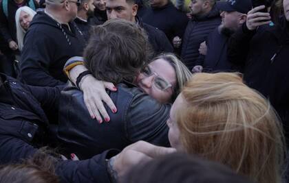 Javier Milei, de espaldas, abraza a su candidata Carolina Píparo, en La Plata