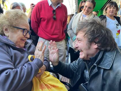 Javier Milei de recorrida de campaña por Tigre