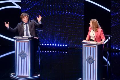Javier Milei desafía a Myriam Bregman durante el segundo debate presidencial; la candidata de la izquierda lo acusó de negar el cambio climático