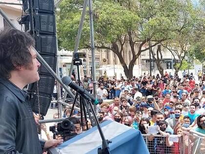 Javier Milei dio una clase de economía en la plaza 25 de Mayo en La Rioja