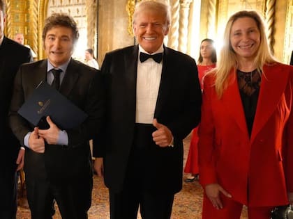 Javier Milei, Donald Trump y Karina Milei, en Mar-a-Lago