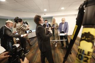 El detrás de escena del sorteo de Javier Milei: nuevo programa de streaming y cuidado por las fotos