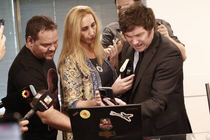 Javier Milei durante el sorteo de su dieta.