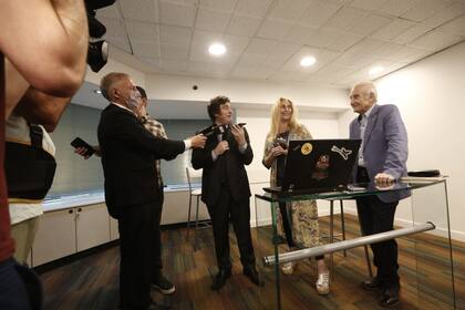 Javier Milei durante el sorteo de su último sueldo en la Torre Fortabat