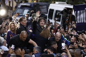 Javier Milei, durante la recorrida de campaña por Tres de Febrero