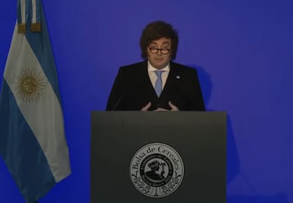 Javier Milei durante su discurso en la Bolsa de Cereales de Buenos Aires, donde anunció la reducción de las retenciones a los cultivos de invierno