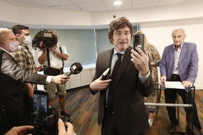 Javier Milei durante uno de los sorteos de su dieta