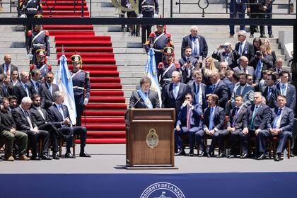 Javier Milei, el día de su asunción, cuando habló desde las escalinatas del Congreso y no dentro del recinto, frente a los legisladores