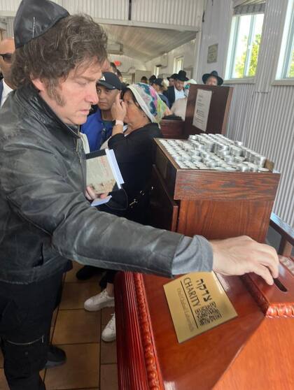 Javier Milei, el domingo, en la tumba del rebe de Lubavitch