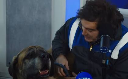 Javier Milei, el domingo, vestido con el mameluco de YPF en un programa de streaming