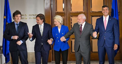 Javier Milei; el expresidente de Uruguay Luis Lacalle Pou; la presidenta de la Comisión Europea, Ursula von der Leyen; el presidente de Brasil, Luiz Inácio Lula da Silva, y el presidente de Paraguay, Santiago Pena, posan para la foto familiar del Mercosur Cumbre en Montevideo