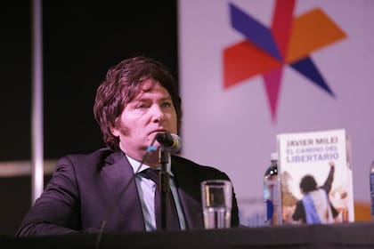Javier Milei, el sábado pasado, en la Feria del Libro; su crecimiento en las encuestas obliga al oficialismo y a la oposición a revisar estrategias electorales para 2023