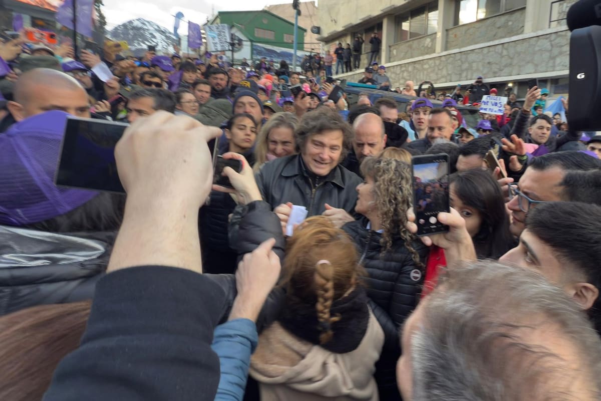 Videos: así se trenzaron militantes libertarios y opositores a Milei tras su fugaz paso por Ushuaia