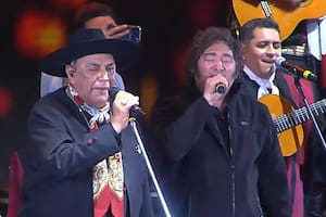 Milei se subió al escenario, cantó junto al Chaqueño Palavecino y le agradeció a Córdoba por "ayudarlo a ser presidente"