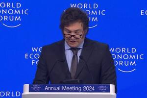 Javier Milei, en el Foro Económico de Davos; dio su discurso en español, pero se viralizó una versión en la que habla en inglés, con su propia voz; fue doblado con una herramienta de inteligencia artificial