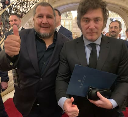 Javier Milei, en España; detrás el militante Roberto Brahim