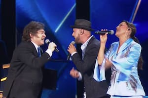 Milei participó de la ceremonia de las antorchas con un show propio