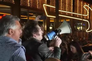 Milei llegó a Mar del Plata para encabezar una recorrida por el centro de la ciudad