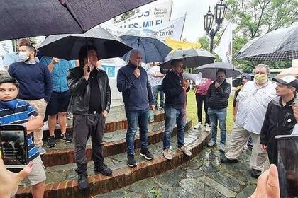 Militando bajo la lluvia. Milei, quizás el liberal de mayor popularidad, rechazaba el funcionamiento de la política, pero el año próximo se presentará como candidato a diputado por el partido de Espert.