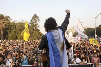 Javier Milei en un acto de campaña en Palermo que llamó la atención por la cantidad de concurrentes.