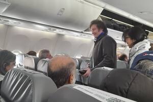 Javier Milei, en un avión de Aerolíneas Argentinas rumbo a Santiago del Estero; hoy viajará a Europa en una aeronave de línea
