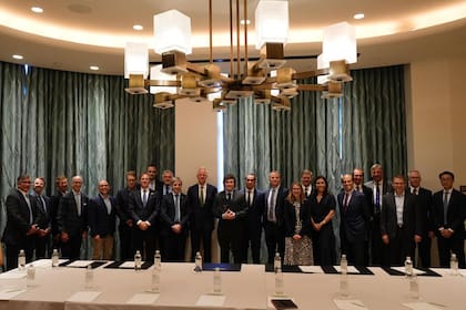 Javier Milei, en un encuentro con empresarios e inversionistas en Los Ángeles, con Michael Milken como anfitrión.