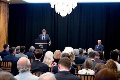 Javier Milei, en un encuentro con empresarios e inversionistas en Los Ángeles, con Michael Milken como anfitrión, en septiembre pasado.