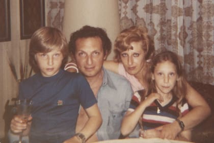 Javier Milei, en una foto familiar junto a su hermana y sus padres