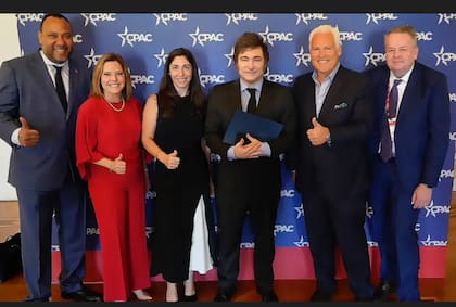 Javier Milei, en una reunión de CPAC: a su izquierda, Matt Schlapp y Barry Bennet, socios de Leonardo Scatturice en una empresa de lobby.