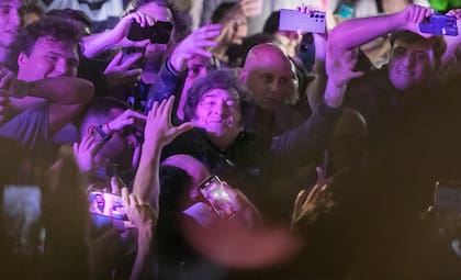 Javier Milei entre la gente, durante el acto en Parque Sarmiento, en la ciudad de Córdoba