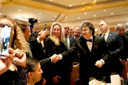 Javier Milei entró rodeado por la prensa internacional en la gala hispana de Estados Unidos