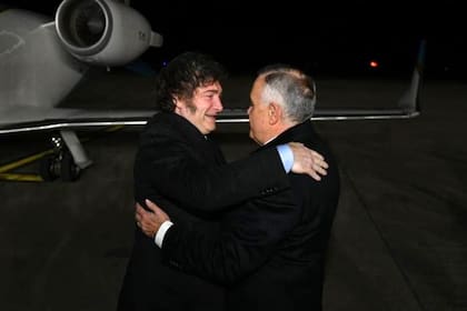 Javier Milei es recibido por el Gobernador Osvaldo Jaldo
