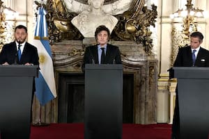 Javier Milei, escoltado por Demian Reidel y Rafael Grossi