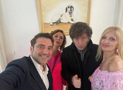 "Javier Milei está haciendo un esfuerzo grande para que la gente venga e invierta en la Argentina. Y la moda no tiene ideología", comentó el periodista Javier Negre, presentador del libro de memorias de Agatha Ruiz de la Prada sobre la diseñadora y "su comentario sobre Milei admirado por los argentinos y sobre España que se volvió viral". "La figura de Yuyito me parece fundamental en la vida de este presidente", comentó Negre