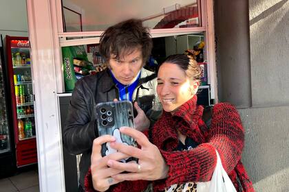 Javier Milei este jueves durante una recorrida en el barrio porteño de Villa Ortúzar