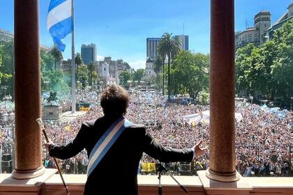Javier Milei estuvo rodeado por más de 20 mil personas alrededor de Congreso de la Nación y Casa Rosada