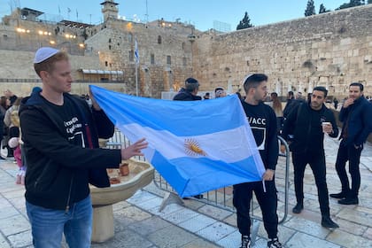 Javier Milei fue recibido por grupos de argentinos en el Muro de los Lamentos