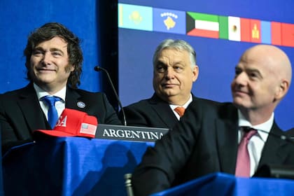 Javier Milei, Gianni Infantino y Viktor Orban, en el Consejo de la Paz, en Washington.