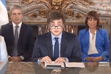 Javier Milei habla en cadena nacional ante la atenta mirada de Luis Caputo, ministro de Economía, y Patricia Bullrich, ministra de Seguridad