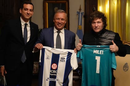 Javier Milei junto a Andrés Fassi, presidente de Talleres. Foto: Oficina del Presidente